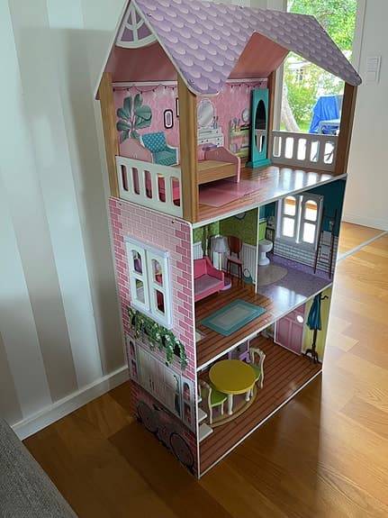Barbie dockhus i trä med tre våningar och möbler