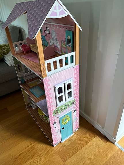 Barbie dockhus i trä med tre våningar och möbler