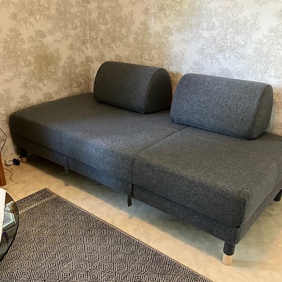 Soffa/bäddsoffa med förvaring. Bäddmadrass ingår.