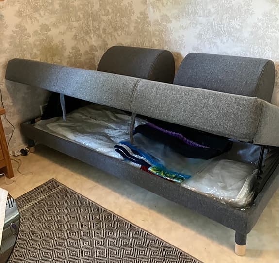 Soffa/bäddsoffa med förvaring. Bäddmadrass ingår.