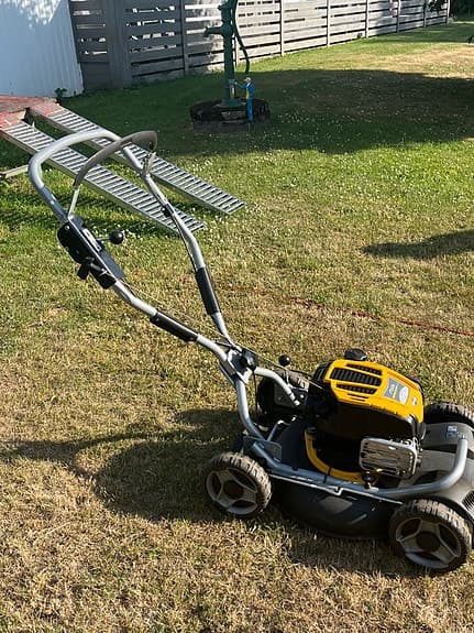 Stiga bensindriven gräsklippare gul/svart