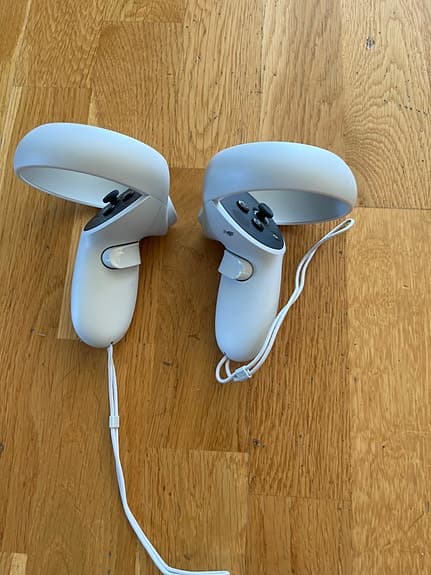 Oculus VR-headset med handkontroller och fodral
