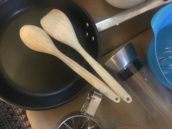 Köksutrustning - pannor, skålar, bakformar, nya slevar, ny pulverströare mm
