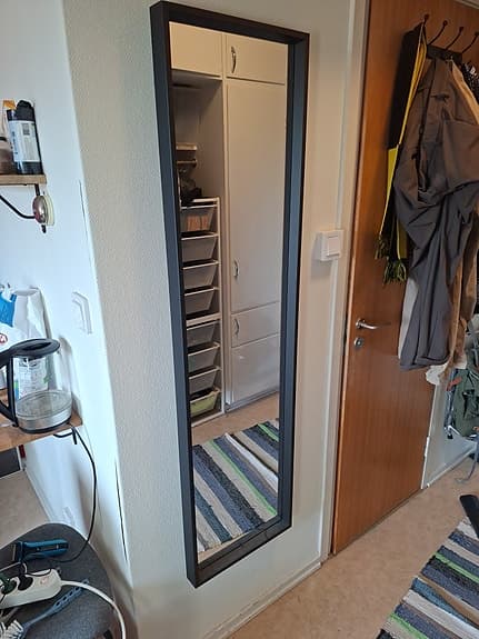 IKEA spegel helkropp med svart ram