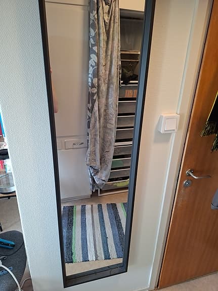 IKEA spegel helkropp med svart ram