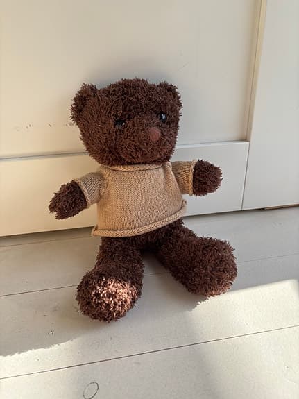 Söt nallebjörn med stickad tröja