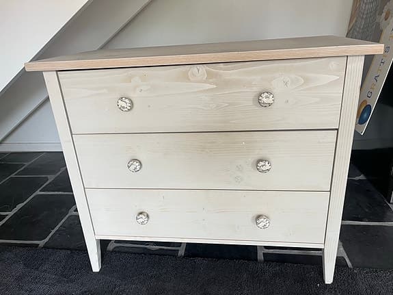 Byrå, IKEA med märkesknoppar