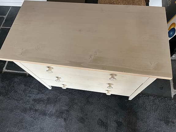 Byrå, IKEA med märkesknoppar