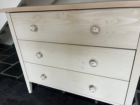 Byrå, IKEA med märkesknoppar
