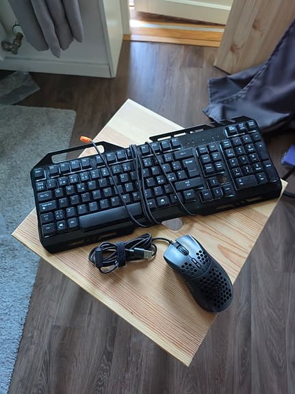 Svart trådat tangentbord och gamingmus