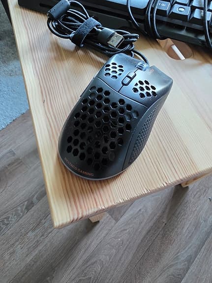Svart trådat tangentbord och gamingmus