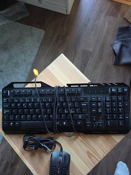 Svart trådat tangentbord och gamingmus