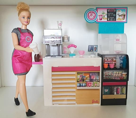 Barbiedocka och cafédisk