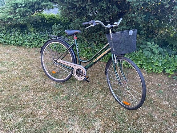 Damcykel 28 tum 3växlad med cykelkorg, lampor fram o bak och med ny kedja