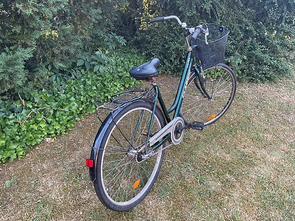 Damcykel 28 tum 3växlad med cykelkorg, lampor fram o bak och med ny kedja