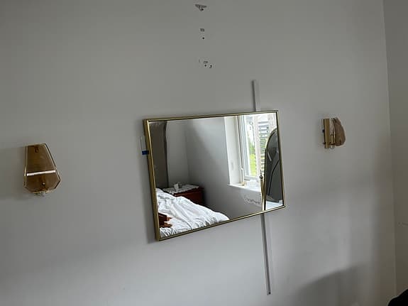 Spegel och Vägglampor i mässing med mönstrat glas