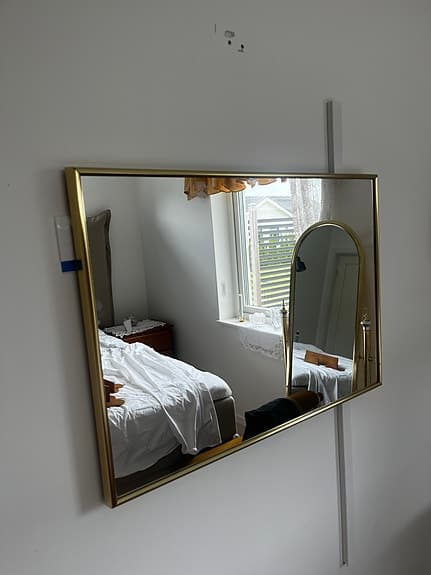 Spegel och Vägglampor i mässing med mönstrat glas