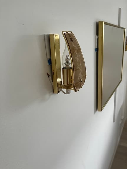 Spegel och Vägglampor i mässing med mönstrat glas