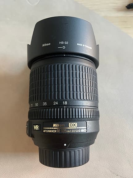 Nikon D7000 systemkamera med två objektiv och tillbehör