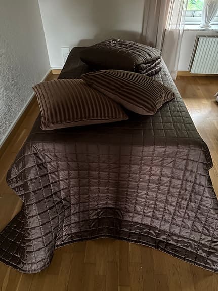 2 sängöverkast + 2 kuddar