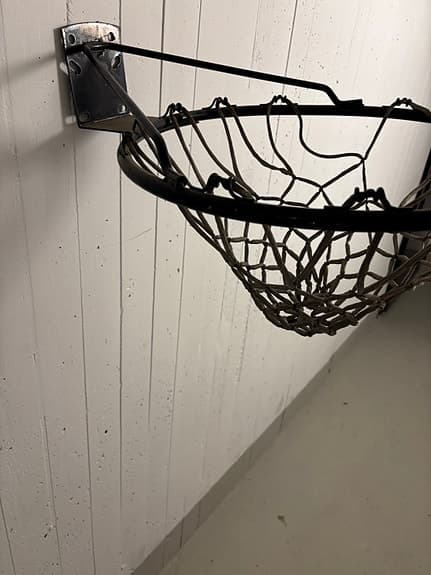 Basketkorg med nät för väggmontering