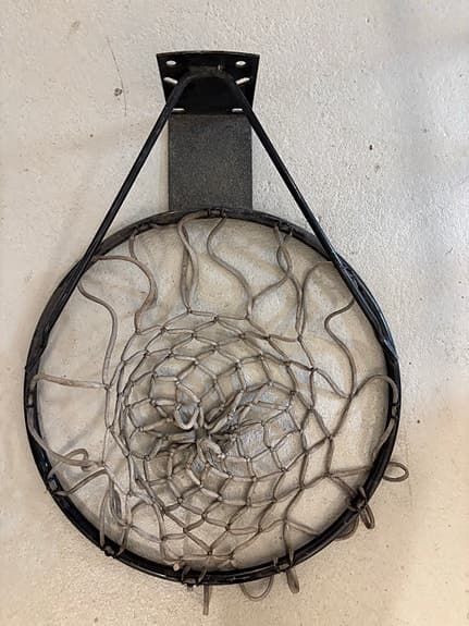 Basketkorg med nät för väggmontering