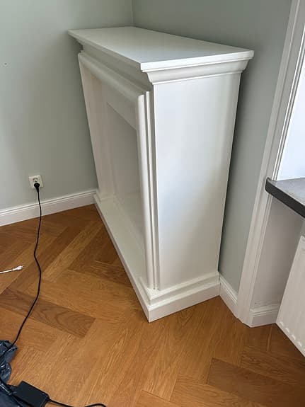 Vit dekorationskamin / eldstad i klassisk stil