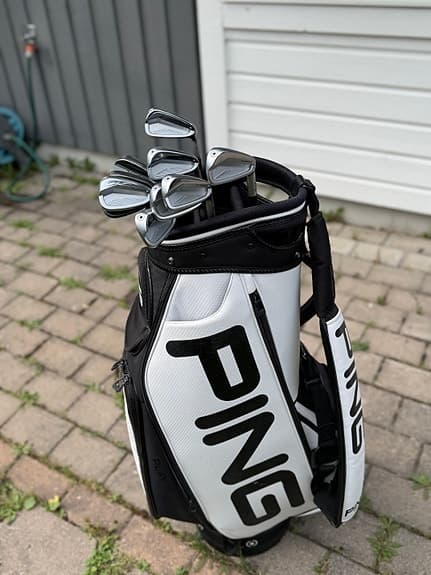 Ping Blueprint S med stiff grafitskaft + S159 wedgar och Ping Tour Bag