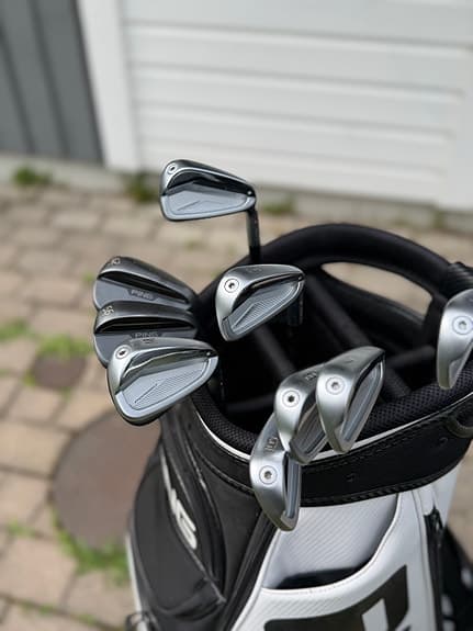 Ping Blueprint S med stiff grafitskaft + S159 wedgar och Ping Tour Bag
