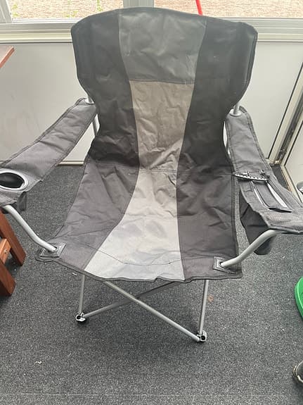 Hopfällbar campingstol grå med armstöd