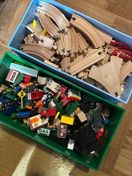 BRIO trätåg med räls och tillbehör