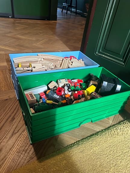 BRIO trätåg med räls och tillbehör