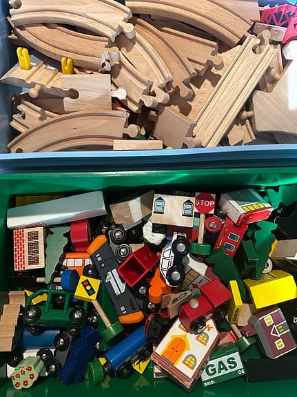 BRIO trätåg med räls och tillbehör