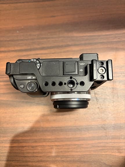 Sony α6400 + Cage + 16mm f/2.8 + Grip