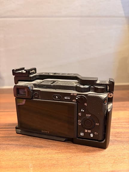 Sony α6400 + Cage + 16mm f/2.8 + Grip