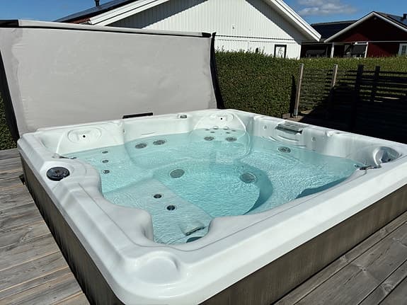 Jacuzzi J-235 – välskött spabad med nytt lock och nya pumpar