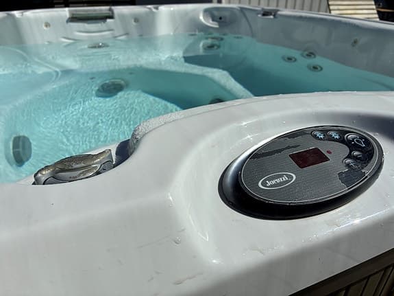 Jacuzzi J-235 – välskött spabad med nytt lock och nya pumpar