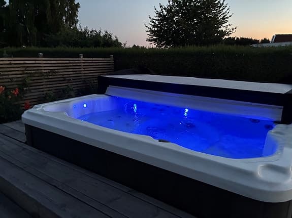 Jacuzzi J-235 – välskött spabad med nytt lock och nya pumpar
