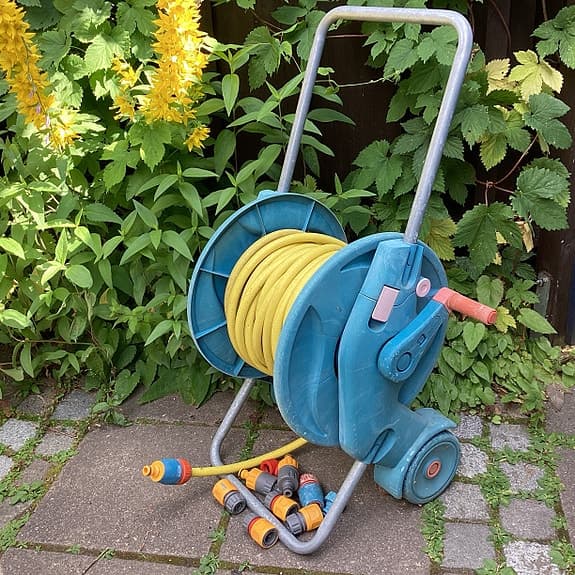 Slangvagn med ca 20 meter trädgårdsslang och kopplingar, se bilder