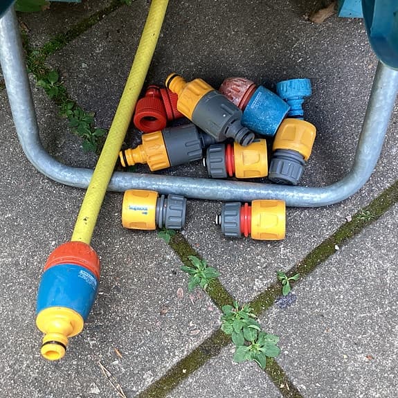 Slangvagn med ca 20 meter trädgårdsslang och kopplingar, se bilder