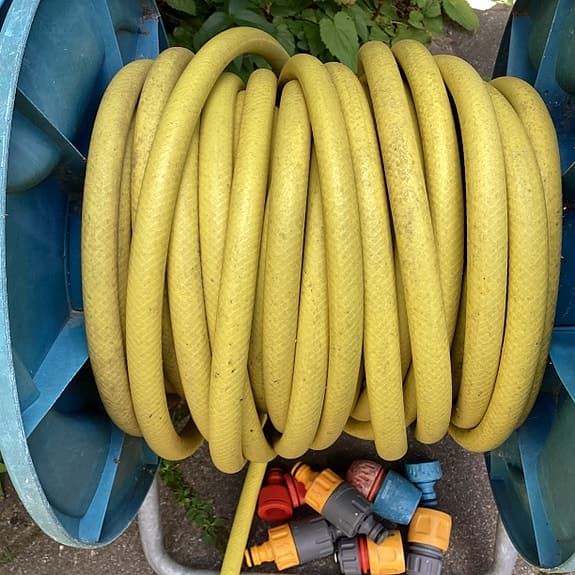 Slangvagn med ca 20 meter trädgårdsslang och kopplingar, se bilder