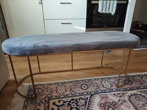 Sittbänk med sammetsklädsel och underrede i metall från MIO mått:104x36x41