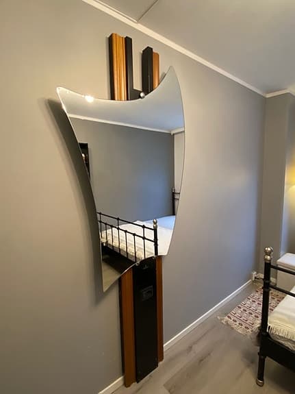 Unik spegel med hatthylla / väggmöbel – modern design