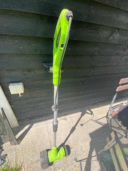Grön grästrimmer kantklippare
