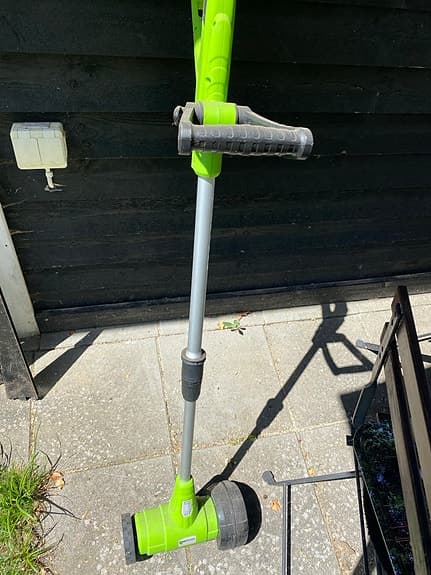 Grön grästrimmer kantklippare