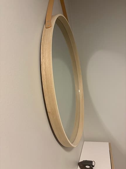 Hemtex rund spegel med träram och upphängningsrem