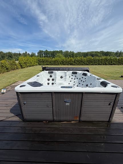 Utespa bubbelpool vit/grå med flera sittplatser