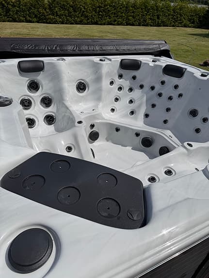 Utespa bubbelpool vit/grå med flera sittplatser