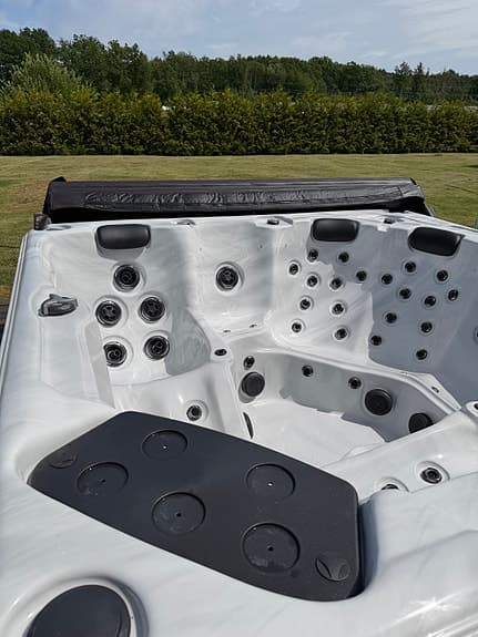 Utespa bubbelpool vit/grå med flera sittplatser