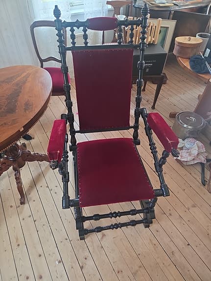 Gungstol med röd sammetsklädsel